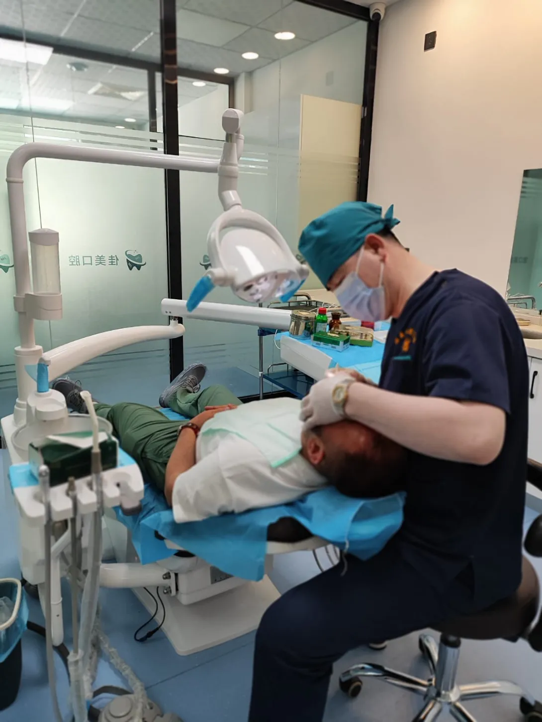 Врач-стоматолог в работе