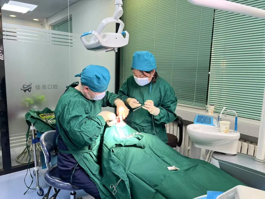 Врачи стоматологи в работе